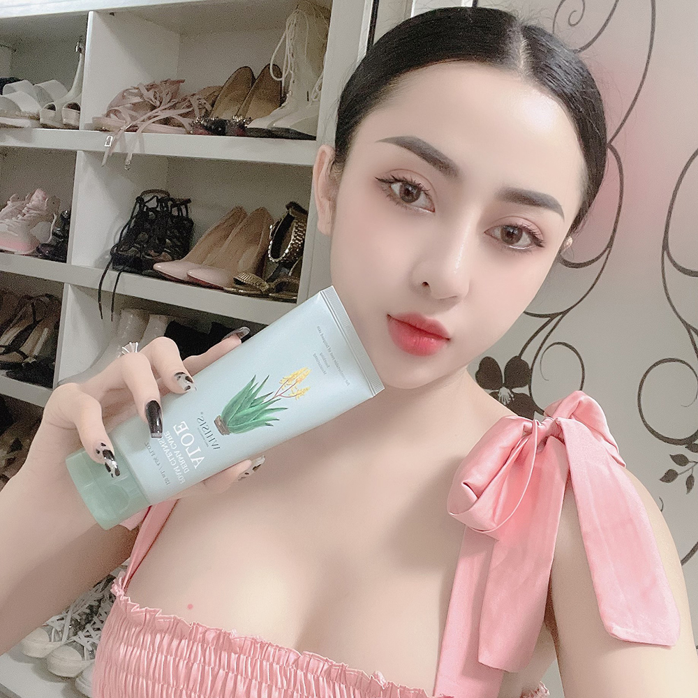Sữa Rửa Mặt Tinh Chất Nhụy Hoa Lô Hội Whisis Hàn Quốc